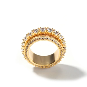 Macro di anello rotante placcato oro 18K con tripla fila di zirconi incastonati a pavé