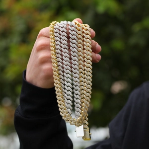 Gros plan d'un collier chaîne cubaine hip-hop avec oxydes de zirconium en or et argent