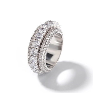 Dettaglio macro dell'anello hiphop rotante placcato in oro bianco con pietre di zircone