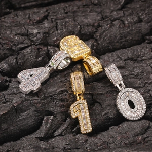 Makro-Detail von vereisten Zahlenanhängern mit Gold- und Silber-Zirkonia-Besatz