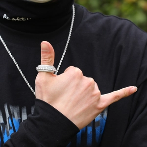 Dettaglio dell'anello hip hop girevole con tre file di zirconi con micro-pavé
