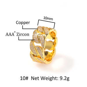 Détail d'une bague hip hop de 10mm de large avec zircons cubiques et fini or laiton