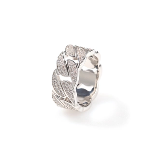 Gros plan sur la bague chaîne cubaine argentée avec cristaux de zircone scintillants