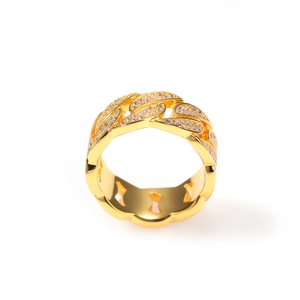 Gros plan détaillé d'une bague cubaine hip-hop avec zircons cubiques et plaquage en or
