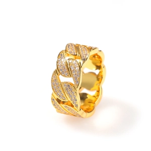 Vue détaillée d'une bague maille cubaine dorée sertie de zircons cubiques blancs