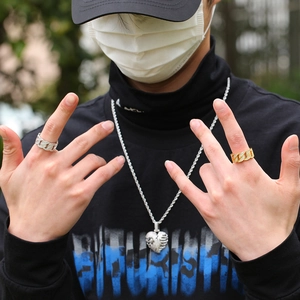 Vue détaillée des bagues cubaines hip-hop avec zircons sertis en finitions or et argent