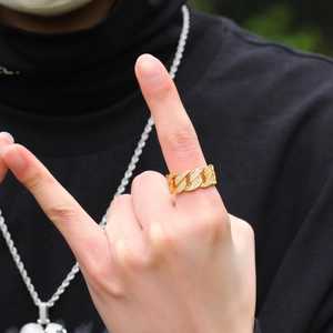 Gros plan sur une bague cubaine plaquée or hip-hop avec zircons portés sur la main d'un modèle