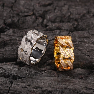 Bagues cubaines hip hop or et argent avec pavé de zircons étincelants sur bois texturé