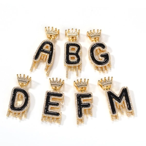 Détails des pendentifs couronne avec émail noir et pierres blanches de style hip-hop