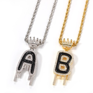 Collier hip hop avec pendentif lettre couronne, émail noir et pierres en zircon