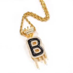 Détail du pendentif hip hop lettre B avec couronne et émail noir sur chaîne dorée