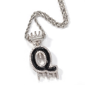 Détail du pendentif couronne lettre Q style hip hop avec chaîne corde et cristaux micro-pavé