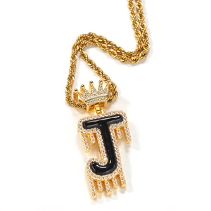 Détail du pendentif lettre J hip hop avec couronne émail noir et effet goutte d'eau
