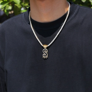 Détail du collier tennis hip-hop avec pendentif lettre S couronne dorée glacée