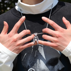 Gros plan du pendentif lettre A couronne hip-hop avec des strass brillants sur chaîne
