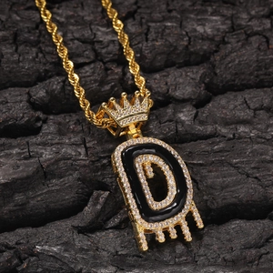 Détail du pendentif couronne lettre D hip hop avec placage or et incrustation de zircon