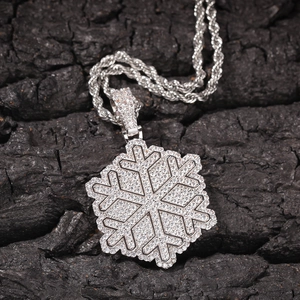 Dettaglio di un ciondolo a fiocco di neve scintillante con zirconi cubici su catena a fune