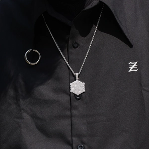 Pendente a fiocco di neve hip hop con zirconi bianchi su catena a maglia ritorta argento