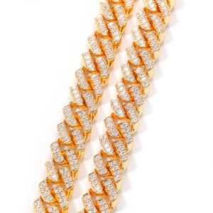 Gros plan d'une chaîne cubaine hip-hop de 12 mm sertie de cristaux de zircone