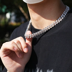 Gros plan d'un collier hip-hop en argent avec zircons blancs sur un mannequin homme