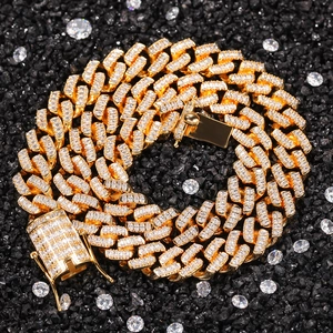 Vue macro d'une chaîne cubaine de 12 mm en finition or avec des pierres de zircone brillantes