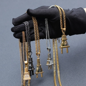 Detailweergave van punk hip-hop stekkerhangers in goud en zilver met Cubaanse kettingen