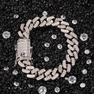 Bracelet cubain hip hop argenté avec pierres de zircone sur fond de pierres noires
