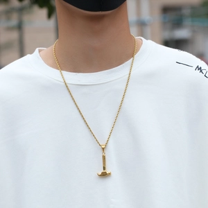 Detail der vergoldeten Kordelkette mit Hammeranhänger an einem männlichen Modell