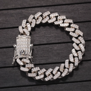 Détail du bracelet gourmette argenté serti de zircons avec fermoir à cliquet robuste