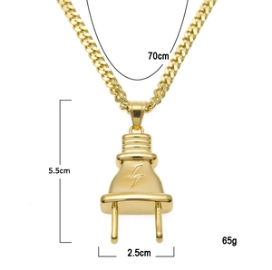 Detail van goudkleurige stekker hanger met bliksem-logo en 70 cm lange Cubaanse ketting