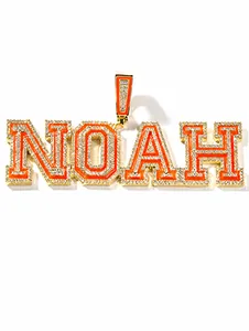 Λεπτομέρεια μενταγιόν NOAH με πορτοκαλί σμάλτο και ένθετα κυβικά ζιρκόνια υψηλής λάμψης