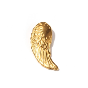 Macro d'un pendentif aile d'ange doré avec texture de plumes détaillée et finition polie