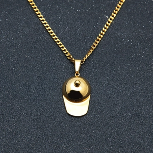 Détail du pendentif casquette de baseball doré avec finition polie sur une chaîne fine