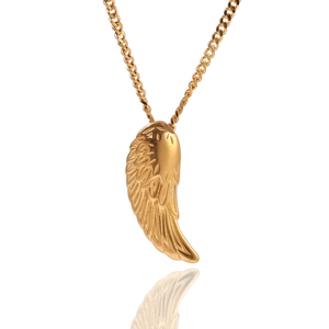 Détail d'un collier pendentif plume dorée aux textures métalliques finement ciselées