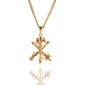 Détail du pendentif religieux en acier doré avec croix et motifs d'armes anciennes