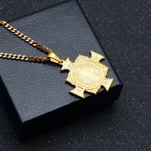 Médaille de Saint-Benoît dorée sur chaîne gourmette pour hommes sur un écrin