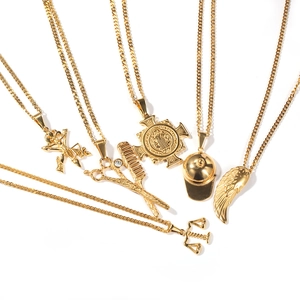 Collection de six colliers hip hop en acier inoxydable doré avec divers pendentifs tendance