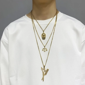 Collier triple rang en acier inoxydable doré avec pendentifs casquette, balance et ciseaux
