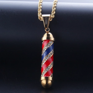Detalle macro del colgante de poste de barbero chapado en oro con espiral roja y azul