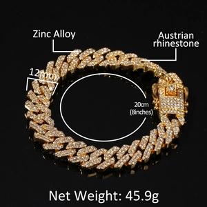 Detail eines 12mm goldene Panzerarmbands mit funkelnden österreichischen Strasssteinen