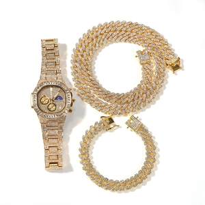 Primer plano de reloj dorado con collar y pulsera de eslabones cubanos a juego