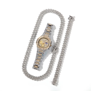Detalle de set de joyería hip hop con reloj de diamantes y cadena cubana dorada