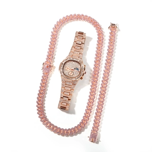 Detalle del conjunto hip hop de oro rosa con cadena cubana, pulsera y reloj con diamantes