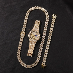 Vista macro del juego de joyas hip hop doradas con reloj, collar y pulsera de diamantes