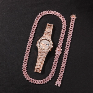 Primer plano del reloj hip hop de oro rosa con cadena de eslabones cubanos y pulsera