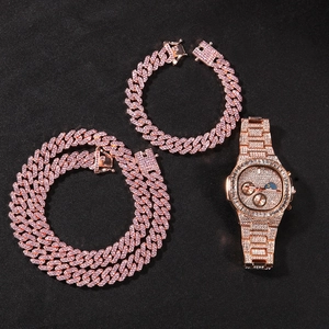 Detalle del set de joyería hip hop oro rosa con reloj de diamantes y cadena cubana