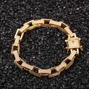 Detailaufnahme der vergoldeten quadratischen Gliederkette mit Zirkonia auf schwarzen Steinen