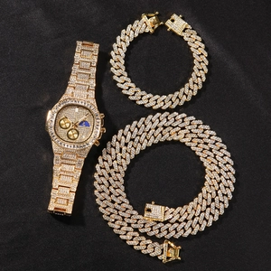 Detalle del conjunto de reloj hip hop dorado con collar y pulsera cubana con diamantes