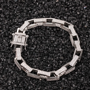 Detail der 8mm silbernen Cubankette mit Zirkonia und Sicherheitsverschluss auf Steinen