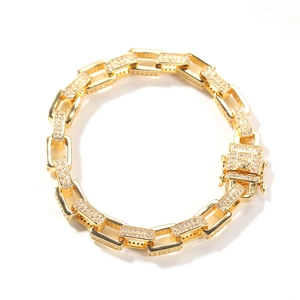 Detail der Hip-Hop-Goldkette mit Zirkonia-Pflasterung und geprägtem Kastenverschluss